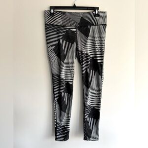 Gap Fit Black and Gray Geometric Leggings